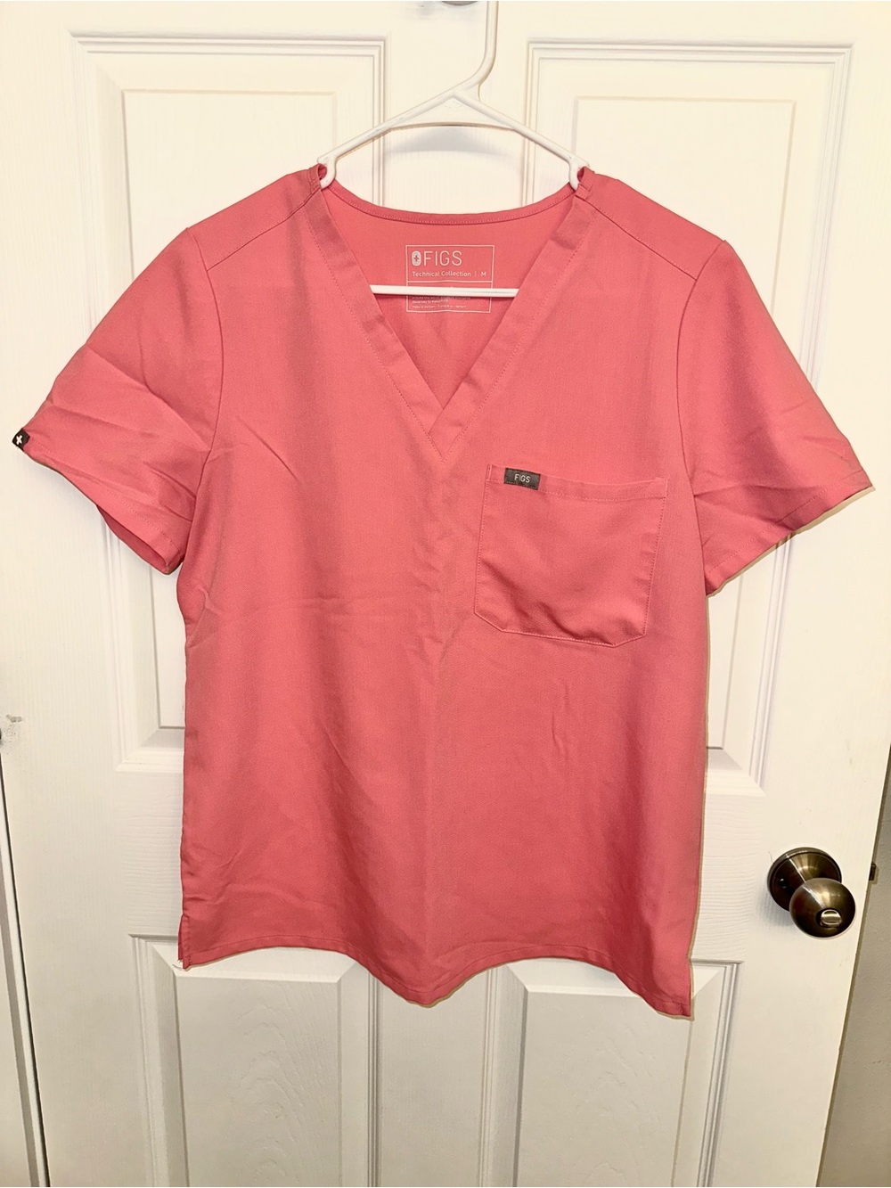 Figs Women’s V-Neck Top in Pink
